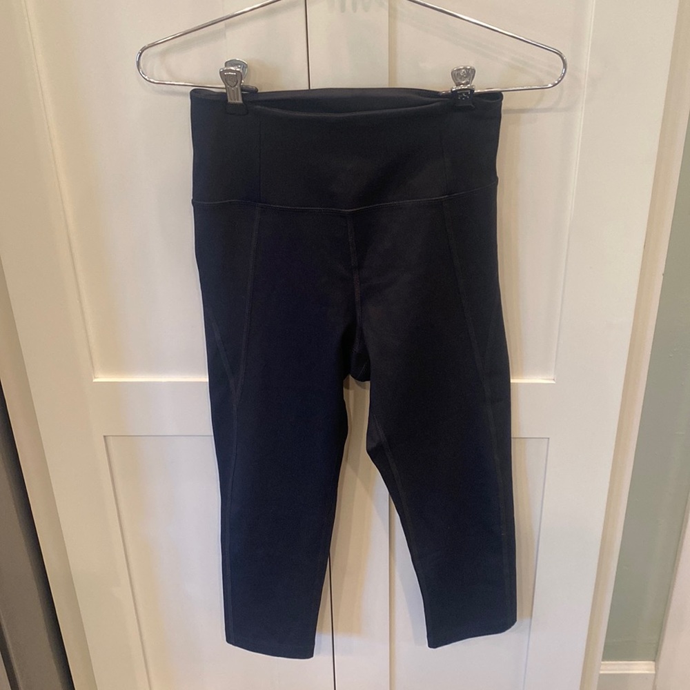 New with tag Girlfriend collective black cropped leggings. Size small.